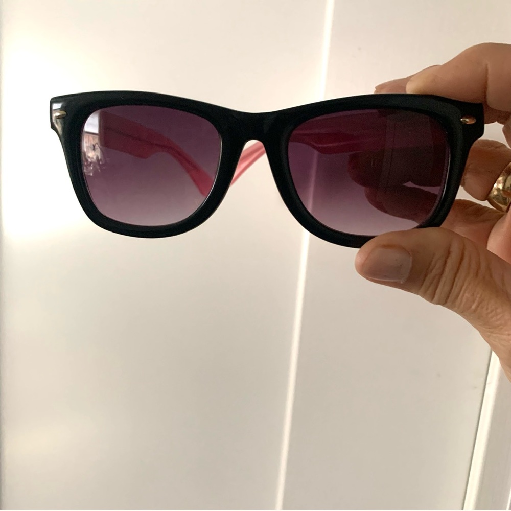 Betsey Johnson cute women’s sunglasses with pink arms - Picture 7 of 8